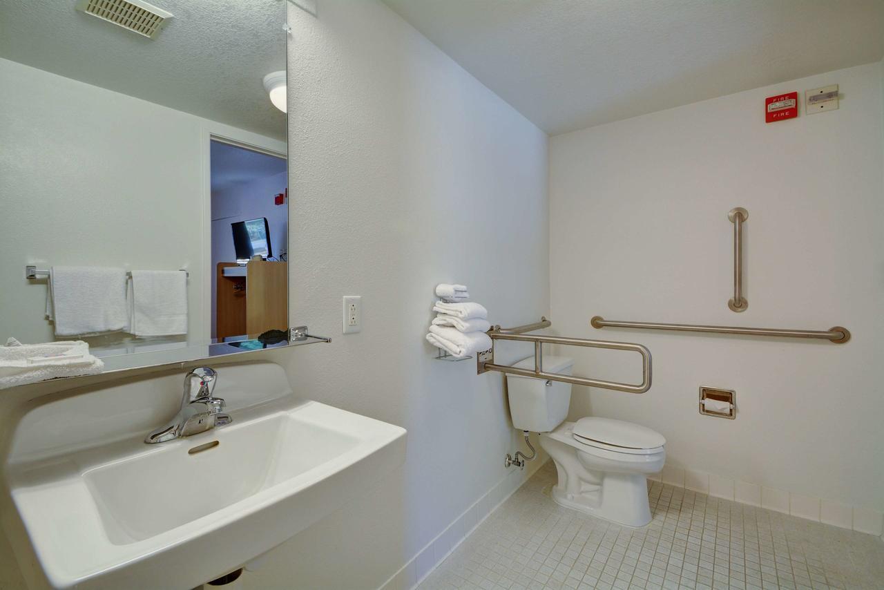 Motel 6-Windsor Locks, Ct - Hartford Екстериор снимка